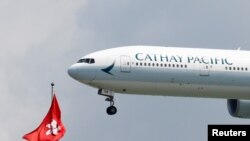 Pesawat Cathay Pacific Boeing 777-300ER mendarat di Bandara Hong Kong, 14 Agustus 2019. (Foto: REUTERS/Thomas Peter)