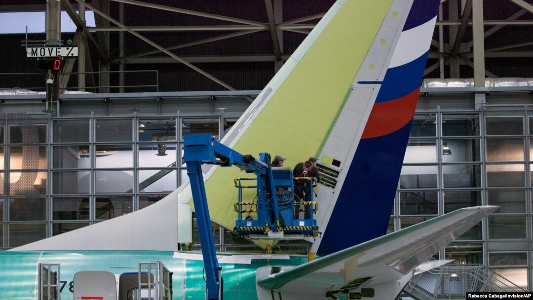 Сотрудники компании Boeing работают над хвостовой частью самолета Boeing 737 NG на заводе в Рентоне, штат Вашингтон (архивное фото)