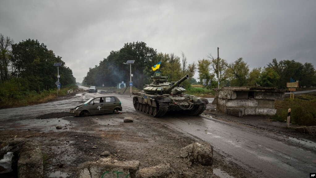2022年9月16日，一辆乌克兰坦克通过最近收复的乌克兰伊久姆地区的前俄罗斯检查站。(photo:VOA)