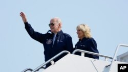 Prezidan Biden salye moun anvan li monte nan avyon prezidansyel la, Air Force One, ak premye dam Jill Biden pou al nan vil Lond, Samdi 17 Sept. 2022. 