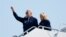 Prezidan Biden salye moun anvan li monte nan avyon prezidansyel la, Air Force One, ak premye dam Jill Biden pou al nan vil Lond, Samdi 17 Sept. 2022. 