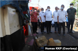 Menteri Kelautan dan Perikanan Wahyu Sakti Trenggono meninjau TPI Tawang, Kabupaten Kendal, Jawa Tengah, Minggu (11/9). (Foto: Humas KKP)