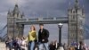 La gente hace cola al comienzo de la fila de más de cuatro millas, cerca del Puente de la Torre, para presentar sus respetos a la difunta reina Isabel II durante el Estado Acostado, en Westminster Hall en Londres, el jueves 15 de septiembre de 2022.