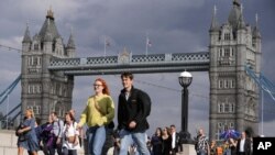 La gente hace cola al comienzo de la fila de más de cuatro millas, cerca del Puente de la Torre, para presentar sus respetos a la difunta reina Isabel II durante el Estado Acostado, en Westminster Hall en Londres, el jueves 15 de septiembre de 2022.