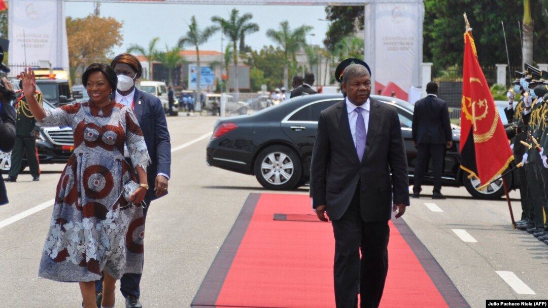 Presidente angolano, João Lourenço (dir) e a primeira-dama angolana, Ana Dias Lourenço, chegam à Praça da República em Luanda, para a tomada de posse. 15 de setembro, 2022