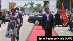Presidente angolano, João Lourenço (dir) e a primeira-dama angolana, Ana Dias Lourenço, chegam à Praça da República em Luanda, para a tomada de posse. 15 de setembro, 2022