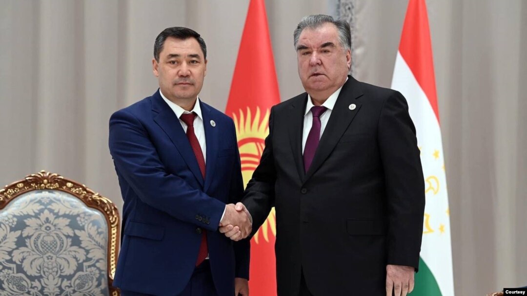 Qirg'iziston va Tojikiston prezidentlari Samarqandda ShHT sammitidan so'ng chegaradagi vaziyat yuzasidan yuzma-yuz muzokara o'tkazdi. 16-sentabr, 2022.