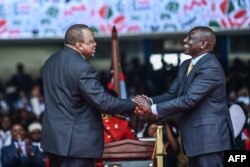 FILE - Rais wa zamani wa Kenya Uhuru Kenyatta akiwa na Rais William Ruto katika Uwanja wa Michezo wa Kitaifa wa Moi at the Moi, Nairobi, Kenya, Sept. 13, 2022, katika sherehe za kuapishwa.