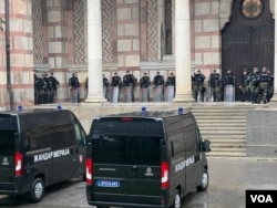 Kordon policije ispred ulaza u Crkvu svetog Marka, pred šetnju u okvoru Evroprajda i skup protivnika Prajda, na Tašmajdanu, u Beogradu, 17. septembra 2022. (Foto: Jovana Đurović, VoA)