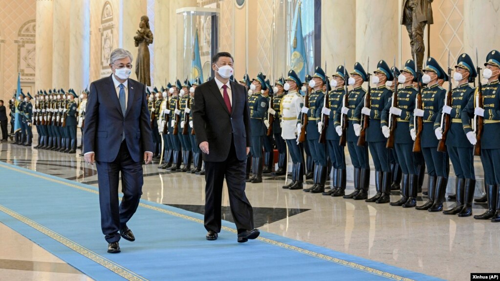 中国国家主席习近平和哈萨克斯坦总统托卡耶夫在哈萨克斯坦首都努尔苏丹检阅仪仗队时，两位领导人和仪仗队都佩戴口罩。（2022年9月14日）(photo:VOA)
