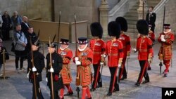 La Guardia cambia cuando la Royal Company of Archers, a la izquierda, el Yeomen of the Guard y los miembros de la Coldstream Guard se colocan junto al ataúd de la reina, Londres, 17 de septiembre de 2022.