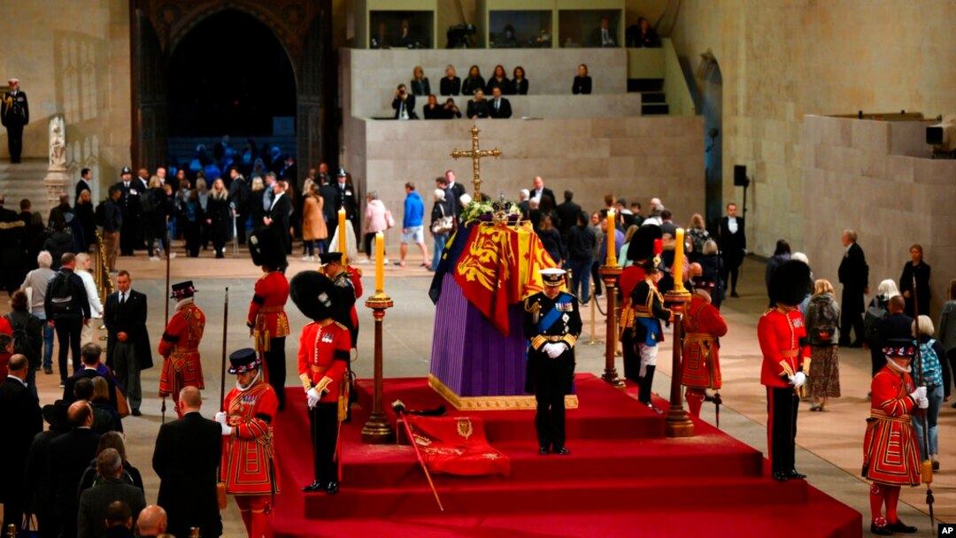 Raja Inggris Charles III memberikan penghormatan bersama saudara kandungnya Pangrean Andrew, Putri Anne, dan Pangeran Edward, di dekat peti mati mendiang Ratu Elizabeth II, yang terbaring di catafalque di Westminster Hall, di Istana Westminster di London, Jumat (16/9).