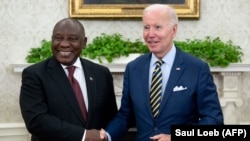 Presidente da África do Sul, Cyril Ramaphosa (dir) e Presidente dos Estados Unidos, Joe Biden apertam as mãos na Sala Oval da Casa Branca, em Washington DC. 16 setembro 2022