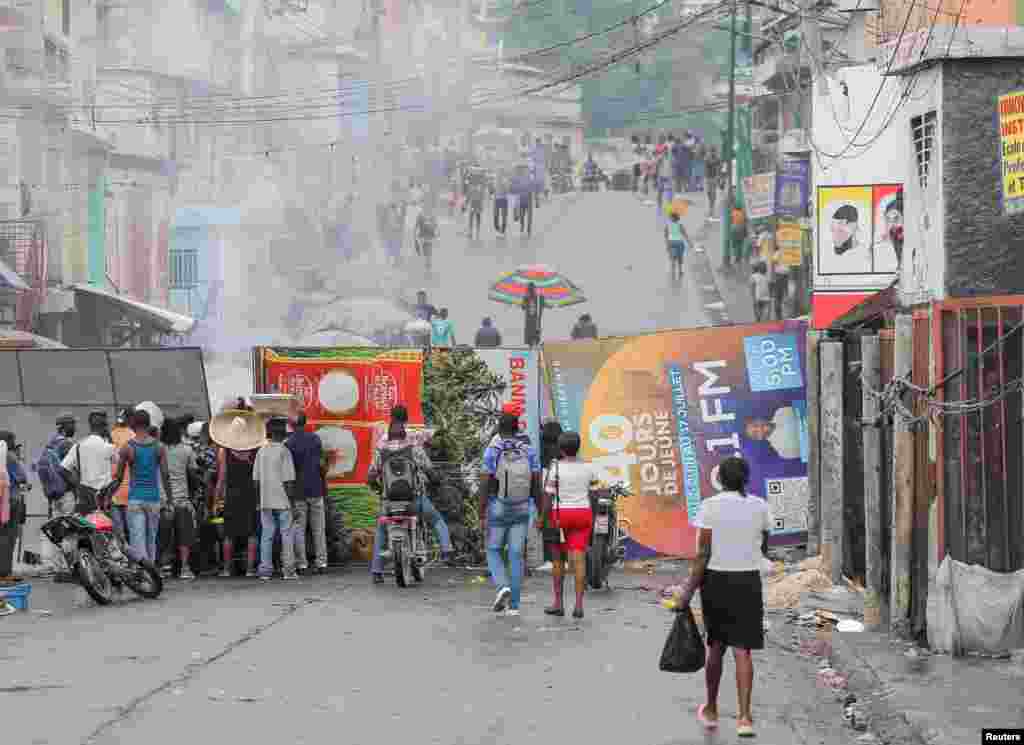 La gente intenta cruzar una barricada levantada durante las protestas antigubernamentales cuando la inflación alcanza sus niveles más altos en una década, en Puerto Príncipe, Haití, el 13 de septiembre de 2022.