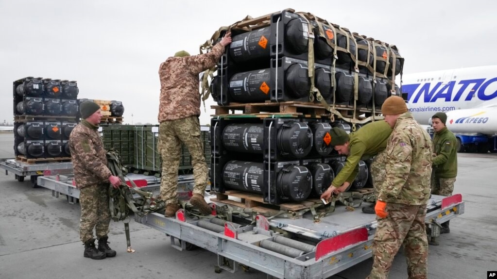 乌克兰军人在基辅郊外的鲍里斯波尔机场搬运美国援助的标枪反坦克导弹（2022年2月11日）(photo:VOA)