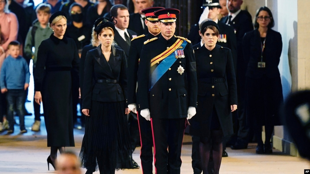 Zara Tindall, Lady Louise, Putri Beatrice, Pangeran William, Pangeran Harry, Putri Eugenie, Viscount James Severn dan Peter Phillips saat berjaga, 17 September 2022. (Foto: via AP)