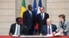 Le ministre français des Finances Michel Sapin (avant, au centre) et le ministre sénégalais de l'Economie, des Finances et de la Planification Amadou Ba signent des protocoles financiers à l'Elysée à Paris, le 20 décembre 2016.