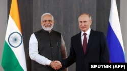 印度总理莫迪与俄罗斯总统普京在乌兹别克斯坦撒马尔罕出席上海合作组织首脑会议期间举行会谈。（2022年9月16日）