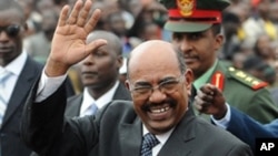 Sudanese President Omar Hassan al-Bashir waves as he arrives at the promulgation of Kenya's new constitution at the Uhuru Park grounds in Nairobi, 27 Aug 2010