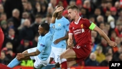 Raheem Sterling de Manchester City en duel avec Jordan Henderson de Liverpool lors du quart de finale de Liigue des champions au stade d'Anfield, Angleterre, 4 avril 2018. 