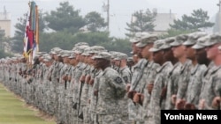 24일 주한 미군 2사단 이취임식에서 장병들이 열병을 준비하고 있다. (자료사진)