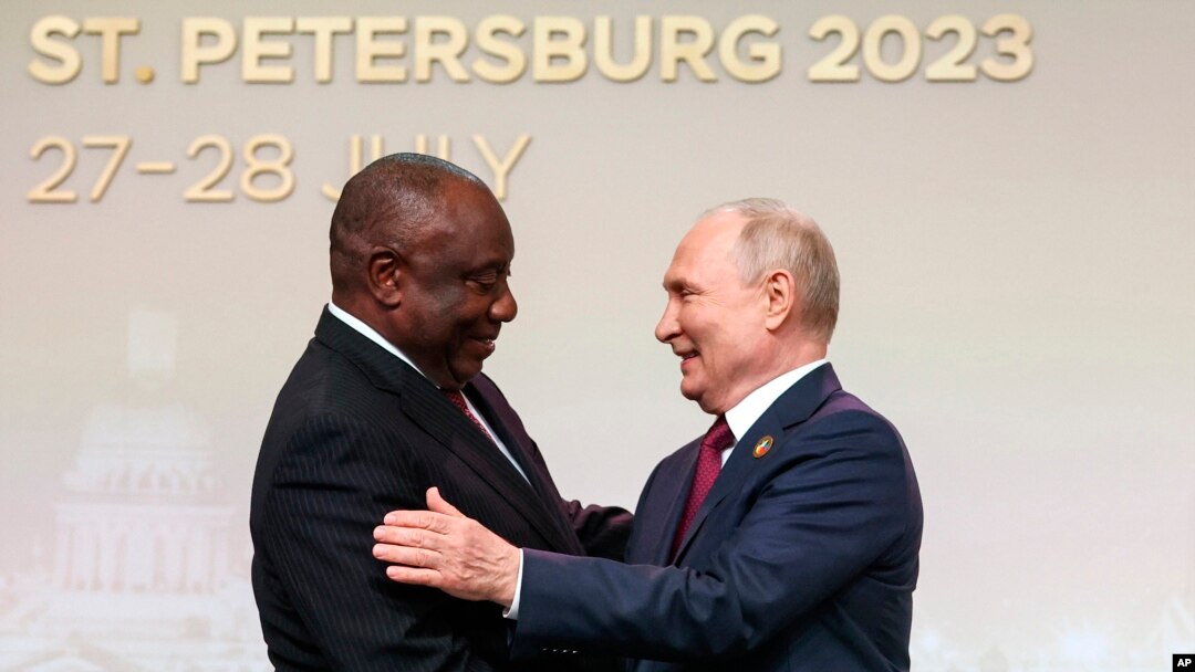 Arquivo: Presidente da República da África do Sul, Cyril Ramaphosa, e o Presidente russo, Vladimir Putin.