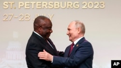 ARCHIVO - El presidente sudafricano Cyril Ramaphosa, a la izquierda, y el mandatario ruso Vladímir Putin se saludan antes de una ceremonia oficial para recibir a los jefes de las delegaciones para la Cumbre Rusia-Africa, el jueves 27 de julio de 2023, en San Petersburgo, Rusia. 