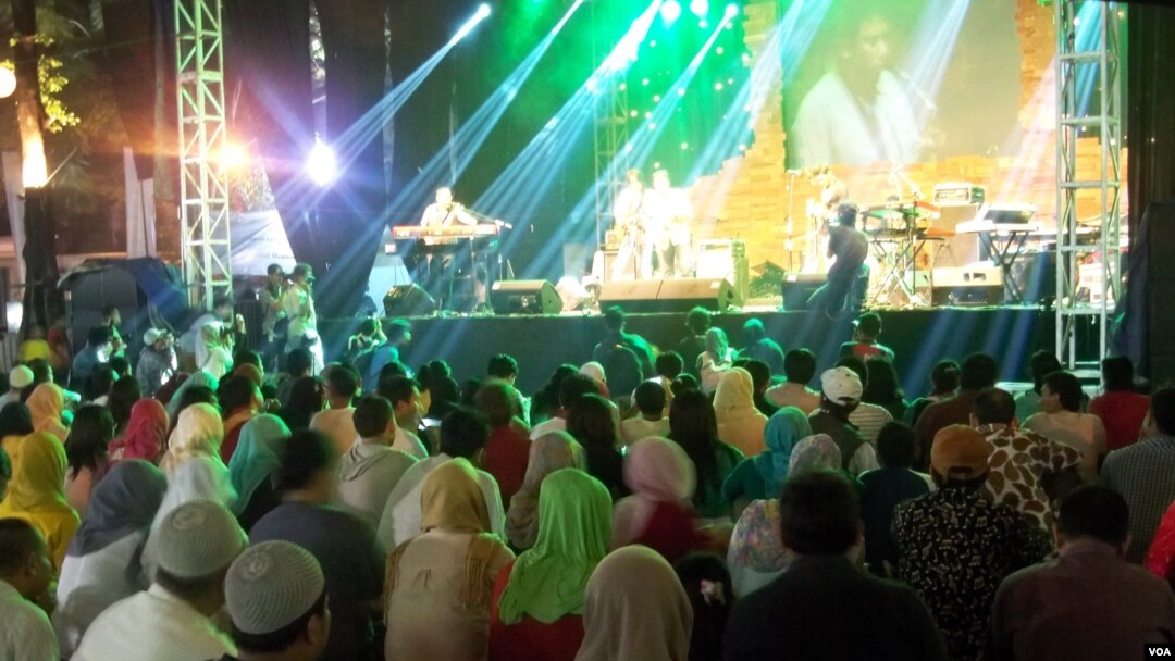 Suasana Festival Jazz Ramadan 2013 di Masjid Cut Meutia, Jakarta Pusat. (VOA/Iris Gera)