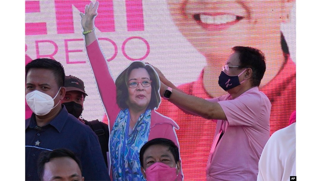 Potongan gambar seukuran Senator Leila de Lima, tengah, terlihat di atas panggung di Manila, Filipina, 2 Maret 2022. (Foto: AP)