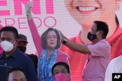 Potongan gambar seukuran Senator Leila de Lima, tengah, terlihat di atas panggung di Manila, Filipina, 2 Maret 2022. (Foto: AP)