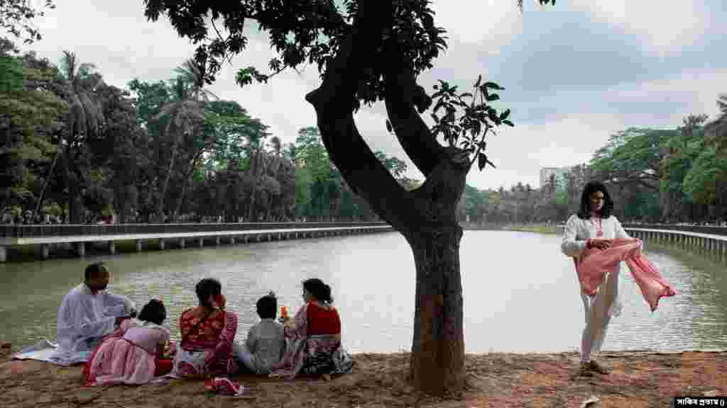 স্কুল পড়ুয়া ছোট ভাই বাদে বাসায় আর কেউ এখনও পুরোপুরি মেনে নেয়নি ইচ্ছার রূপান্তর। বাবা বাসায় থাকলে ঘর থেকেই বেরুন না তিনি। চুল না কাটলে ইউনিভার্সিটির ট্যুইশন দেয়া হবে না &ndash; পারিবারিক এ সিদ্ধান্তের পর বব কাট দিয়েছিলেন। এখন আবার চুল বড় করছেন।