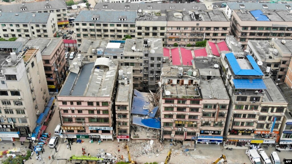 这张俯瞰照片拍摄于2022年4月29日，显示救援人员在中国湖南省长沙市一栋六层楼倒塌后正在进行抢救工作。(photo:VOA)