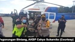 Dua personel TNI/Polri ditembak KKB ketika mengamankan ibadah gereja di Papua, 1/5. (Courtesy/Kapolres Pegunungan Bintang) 