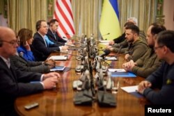 El presidente de Ucrania, Volodymyr Zelenskyy, y la presidenta de la Cámara de Representantes de Estados Unidos, Nancy Pelosi, asisten a una reunión, mientras continúa el ataque de Rusia contra Ucrania, en Kiev, Ucrania, el 30 de abril de 2022. Foto tomada el 30 de abril de 2022.