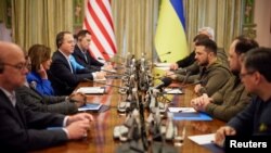 미 하원 지도부가 30일 우크라이나 수도 크이우(러시아명 키예프)에서 볼로디미르 젤렌스키(오른쪽 가운데) 대통령과 회동하고 있다. 왼쪽 가운데 남성이 애덤 쉬프 미 하원 정보위원장, 푸른 정장입은 여성이 낸시 펠로시 하원의장. 