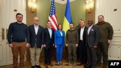 낸시 펠로시(가운데 왼쪽 푸른 정장) 미 하원의장과 볼로디미르 젤렌스키(가운데 오른쪽) 우크라이나 대통령이 30일 크이우(러시아명 키예프)에서 회동하고 있다. 오른쪽 두번째는 그레고리 믹스 미 하원 외교위원장, 세번째는 애덤 쉬프 정보위원장. 맨 왼쪽은 드미트로 쿨레바 우크라이나 외무장관. (우크라이나 대통령실 제공)
