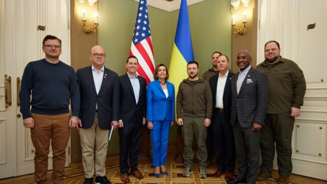 낸시 펠로시(가운데 왼쪽 푸른 정장) 미 하원의장과 볼로디미르 젤렌스키(가운데 오른쪽) 우크라이나 대통령이 30일 크이우(러시아명 키예프)에서 회동하고 있다. 오른쪽 두번째는 그레고리 믹스 미 하원 외교위원장, 세번째는 애덤 쉬프 정보위원장. 맨 왼쪽은 드미트로 쿨레바 우크라이나 외무장관. (우크라이나 대통령실 제공)