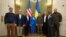 낸시 펠로시(가운데 왼쪽 푸른 정장) 미 하원의장과 볼로디미르 젤렌스키(가운데 오른쪽) 우크라이나 대통령이 30일 크이우(러시아명 키예프)에서 회동하고 있다. 오른쪽 두번째는 그레고리 믹스 미 하원 외교위원장, 세번째는 애덤 쉬프 정보위원장. 맨 왼쪽은 드미트로 쿨레바 우크라이나 외무장관. (우크라이나 대통령실 제공)