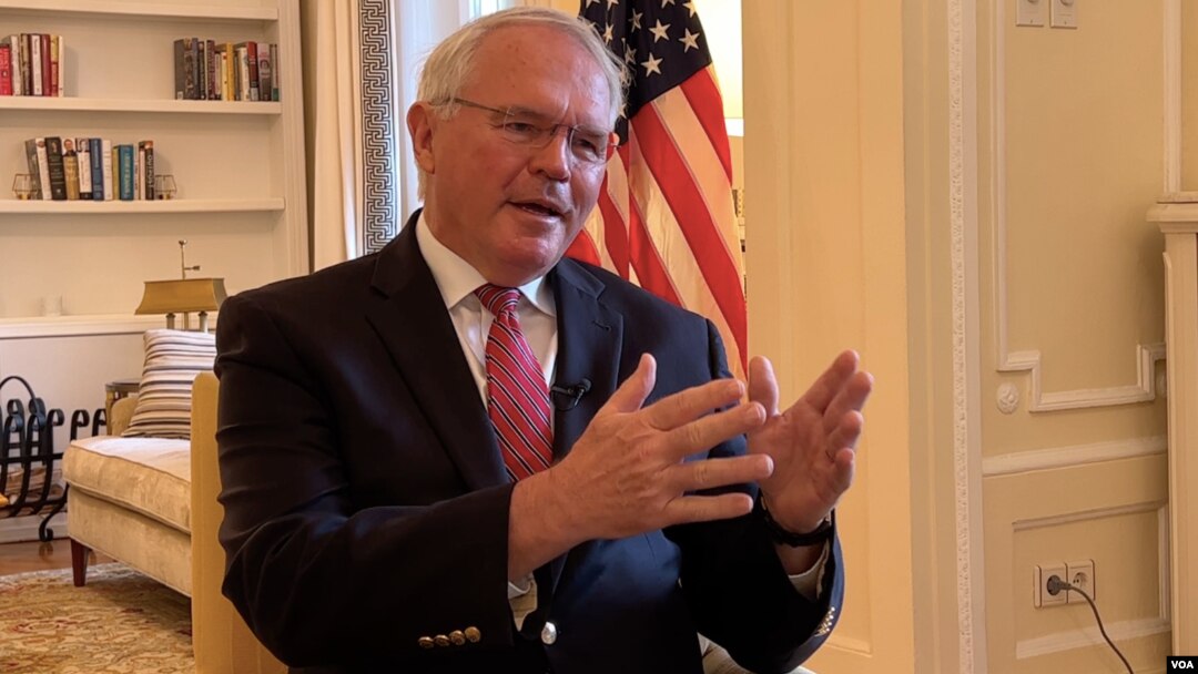 ARHIVA - Ambasador SAD Kristofer Hil tokom intervjua za Glas Amerike, 1. maja 2022. godine