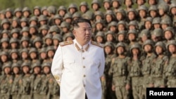 Pemimpin Korea Utara Kim Jong Un bertemu para tentara yang mengikuti parade militer untuk memperingati 90 tahun Tentara Revolusioner Rakyat Korea. Foto dirilis oleh kantor berita pemerintah KCNA pada Jumat, 29 April 2022. (Foto: KCNA via Reuters)
