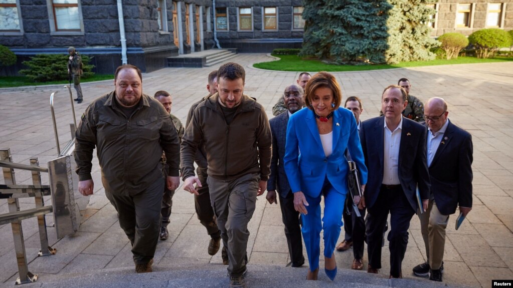 美国众议院议长南希·佩洛西星期天（5月1日）率国会代表团访问基辅。