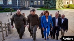 美国众议院议长南希·佩洛西星期天（5月1日）率国会代表团访问基辅。