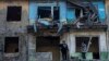 Žene stoje na balkonima svojih stanova uništenih u ruskom bombardovanju Dobropilja, u regionu Donjecka, istočna Ukrajina, 30. aprila 2022.