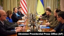 Ukrayna Prezidenti Volodimir Zelenski (sağdan üçüncü) və ABŞ Nümayəndələr Palatasının spikeri Nensi Pelosi (soldan üçüncü) Kyivdə görüş zamanı danışıqlar aparırlar, 30 aprel 2022-ci il.