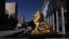 坐落在广州的富力中心外的金色雄狮雕像。 
