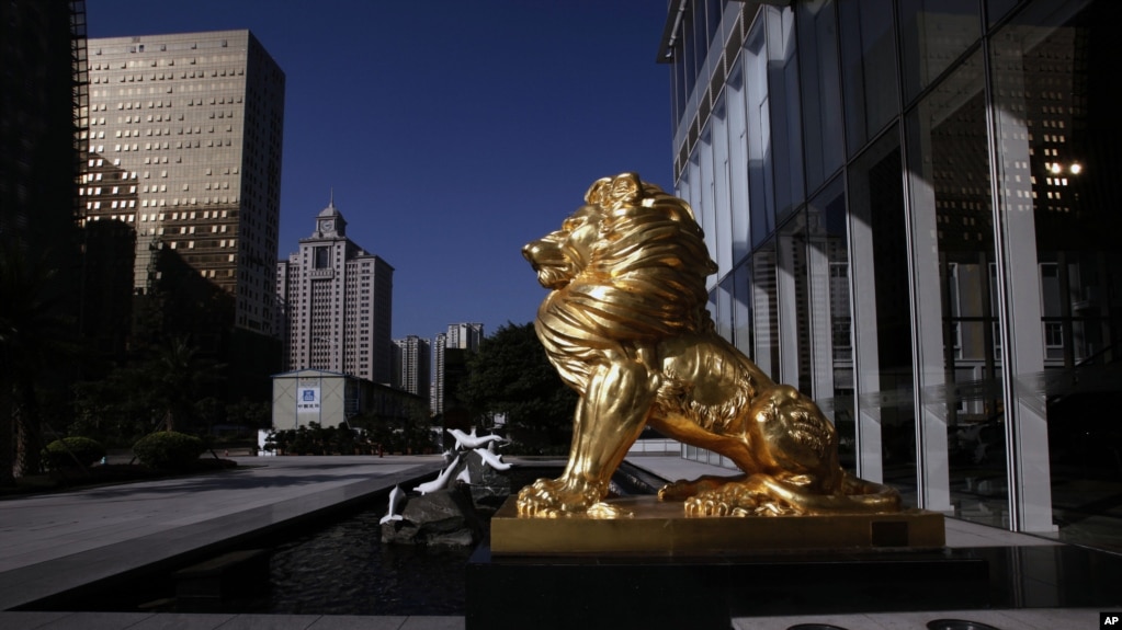 坐落在广州的富力中心外的金色雄狮雕像。 (photo:VOA)