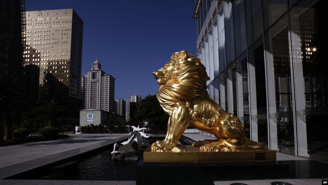 坐落在廣州富力中心外的金色雄獅雕像。