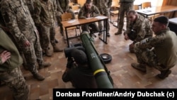 Američki dobrovoljci obučavaju ukrajinske vojnike kako da koriste sistem "Javelin", Zaporizhzhia oblast