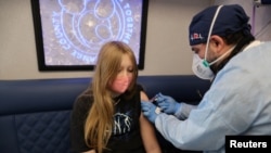 ARHIVA - Vakcinacija dece protiv hepatitisa, HPV-a i menengitisa u klinici u Kaliforniji (Foto: Reuters/Lucy Nicholson)