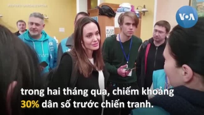 Angelina Jolie bất ngờ đến Ukraine, gặp người tản cư vì chiến tranh